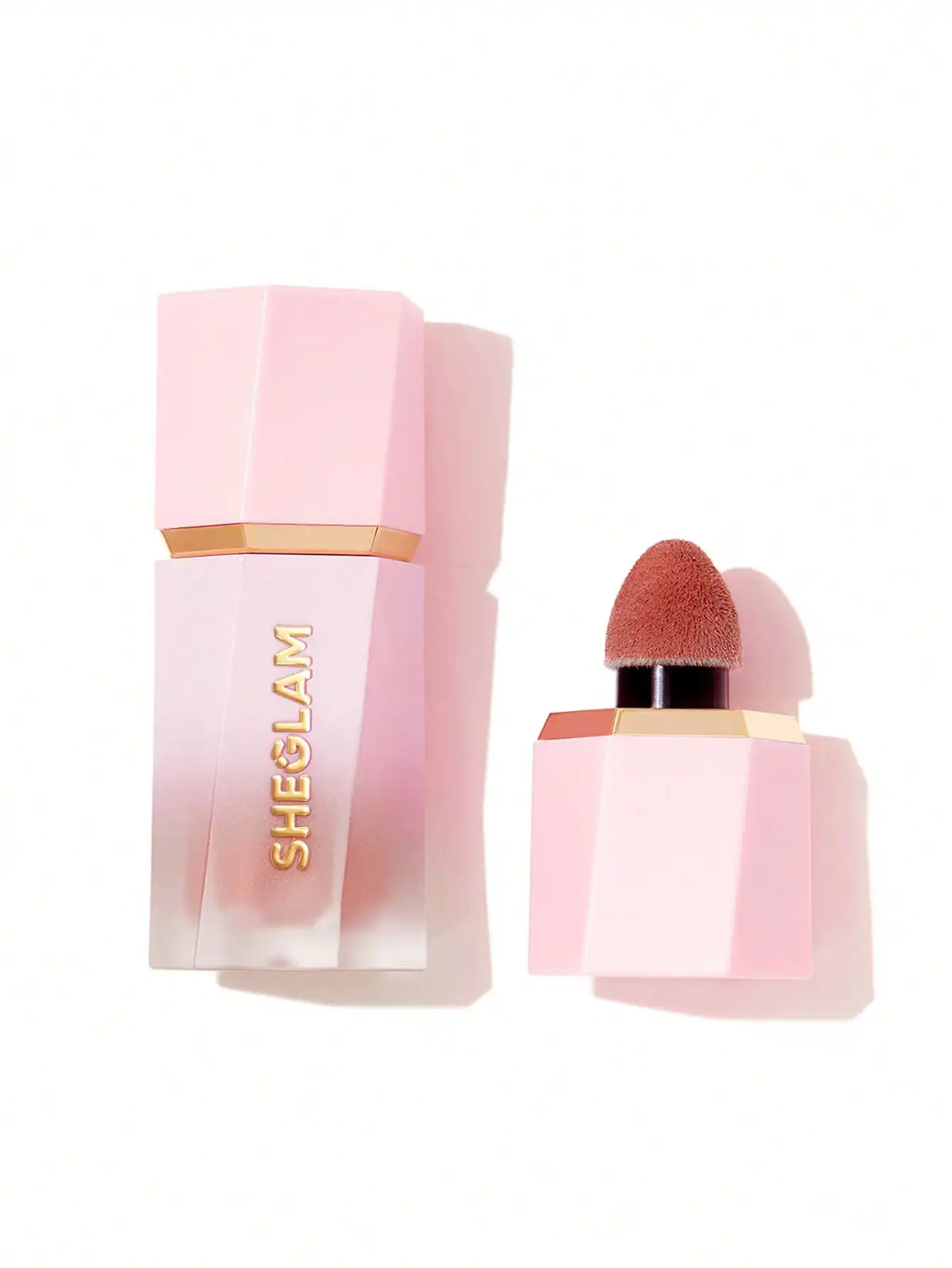 پوستر تبلیغاتی رژگونه مایع شیگلم مدل Color Bloom با نمایش بسته‌بندی و طیف رنگی، بافت سبک و پوشش طبیعی برای گونه‌ها و استفاده روزانه، مناسب انواع پوست
